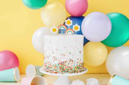 Bougies Fleurs Et Arc En Ciel Decoration D Anniversaire Pour Enfant