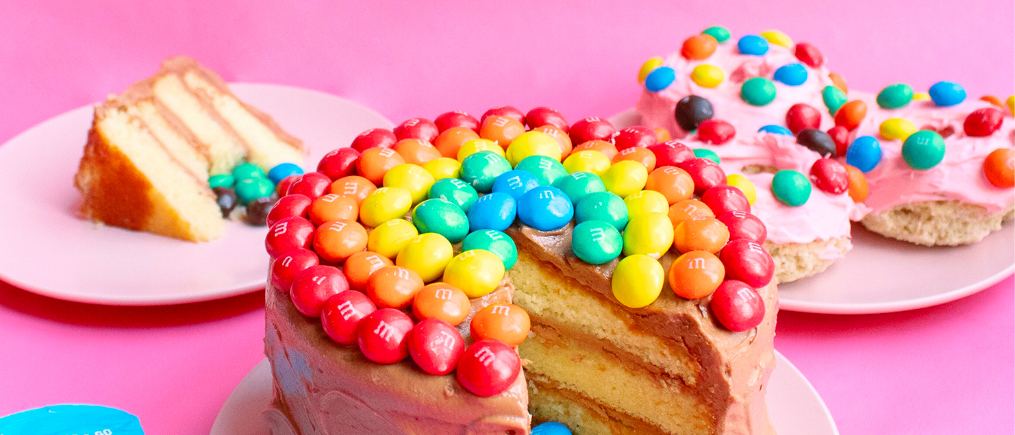 Gâteau Pour Enfants Sur La Table Avec Décoration D'anniversaire